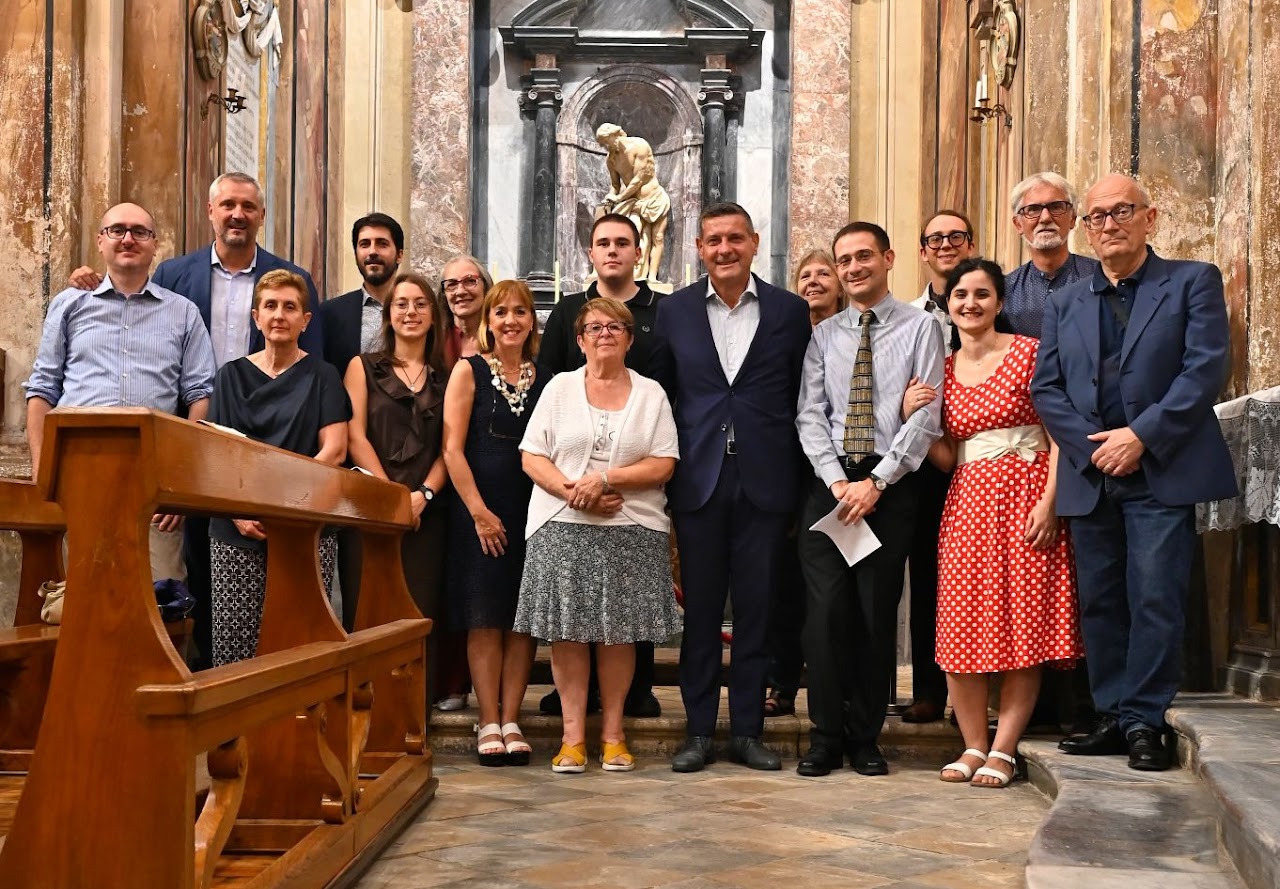 Volontari del Comitato durante l'inaugurazione dei restauri